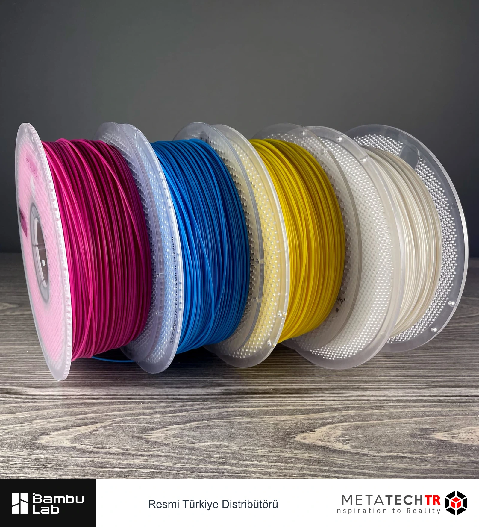 Bambu Lab CMYK litofan duyurusundaki magenta, cyan, yellow ve beyaz filament makaraları