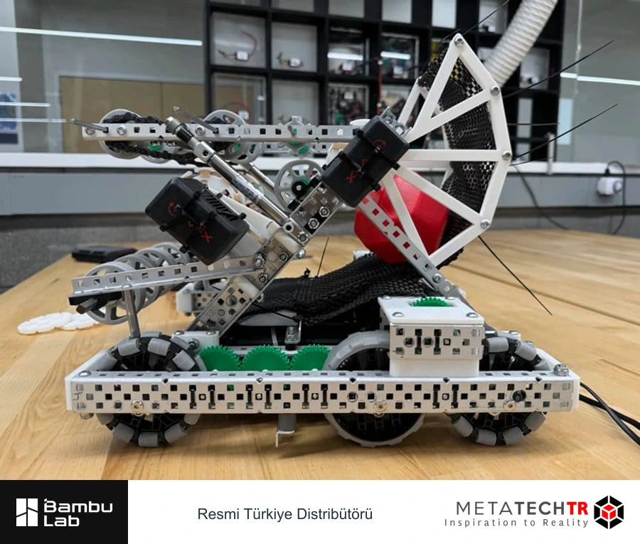 Michigan Task-Based Robotics'in metal gövde ve açık renkli basılı parçalar içeren robotu