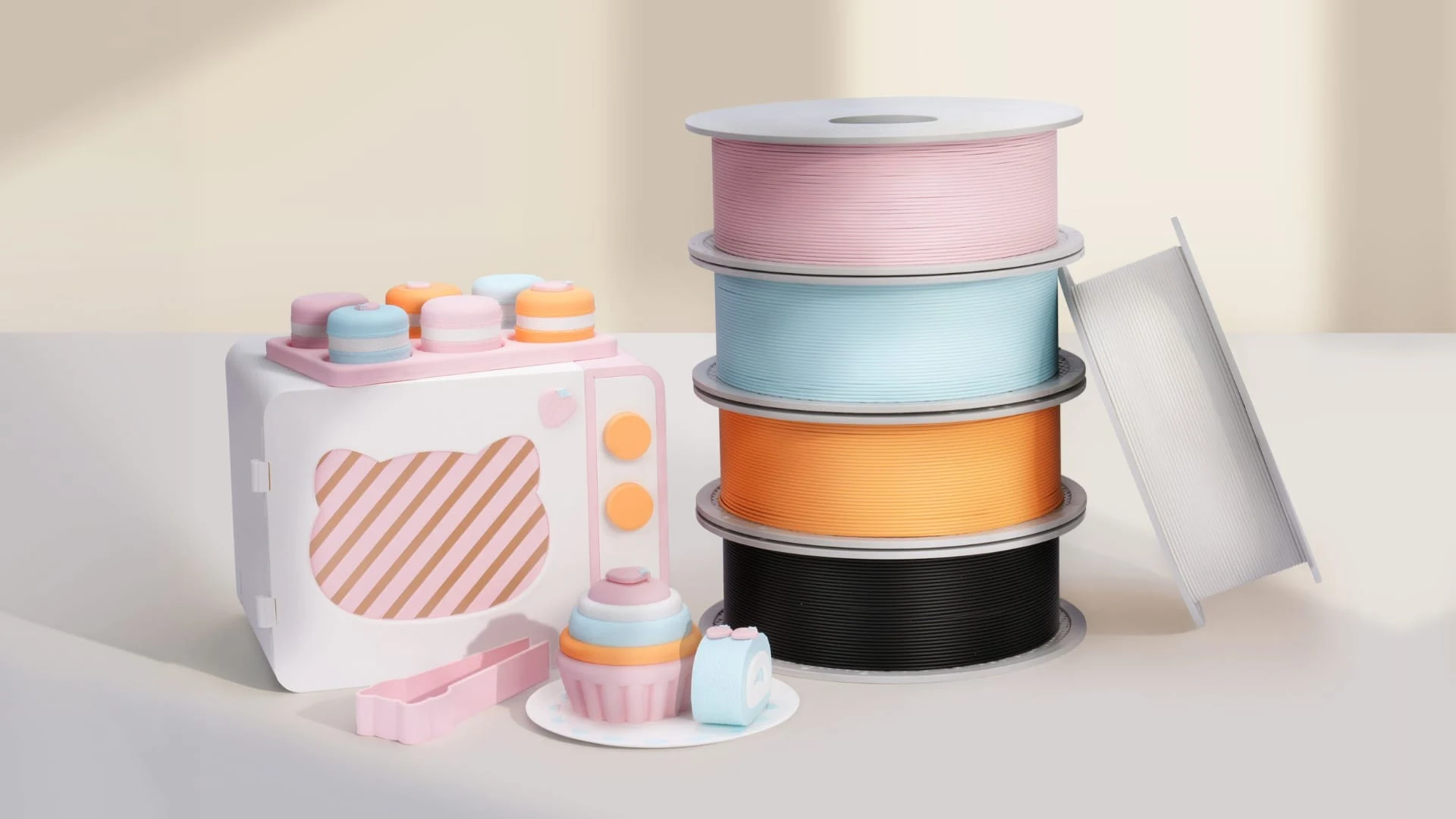 Pastel renkli basılı nesneler ve filament makaraları