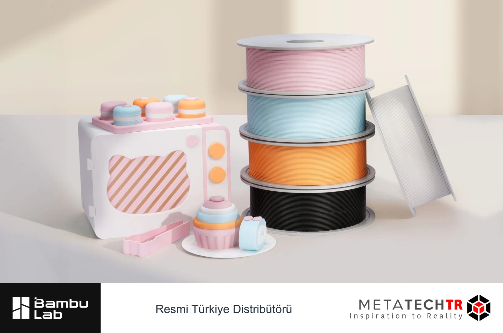 Bambu Lab PLA Pure tanıtımında kullanılan renkli filament makaraları ve basılı örnekler.