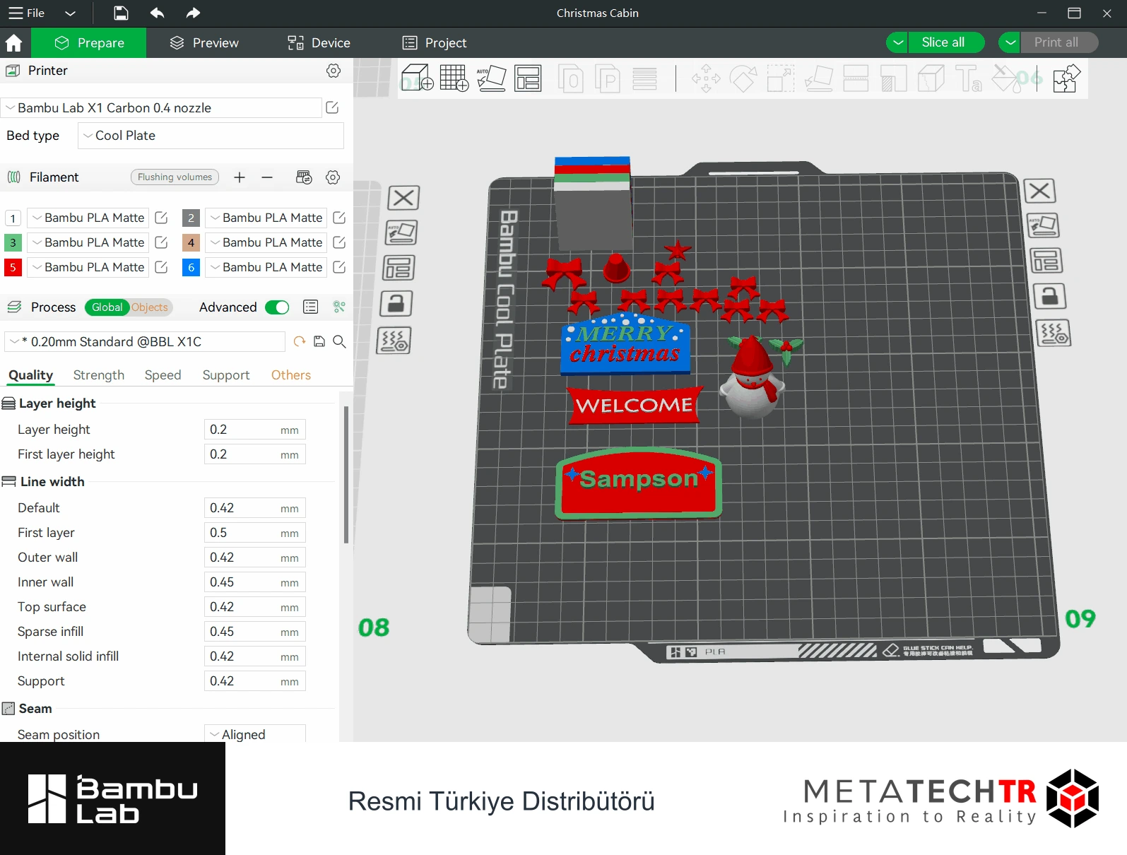 2022 Christmas Cabin örneğinin Bambu Studio Prepare ekranında plaka üzerindeki parçalar ve proje ayarları.