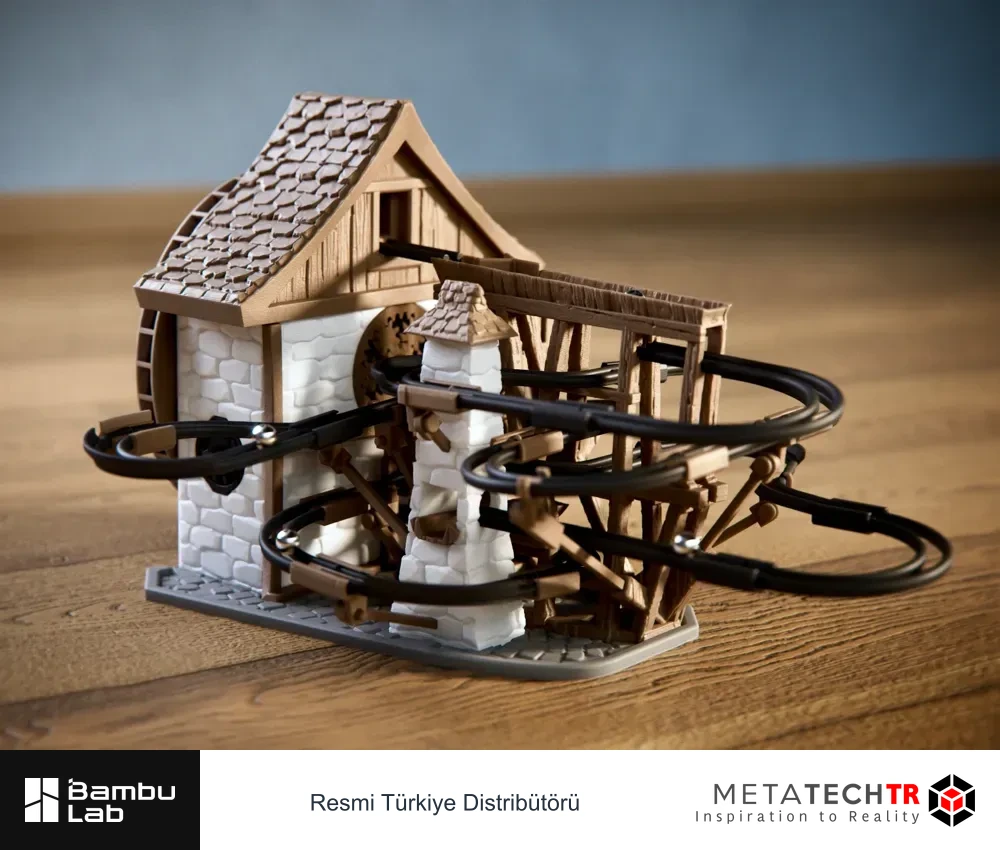 Ahşap masa üzerindeki, su değirmeni biçiminde tasarlanmış Water Mill Marble Run projesi.