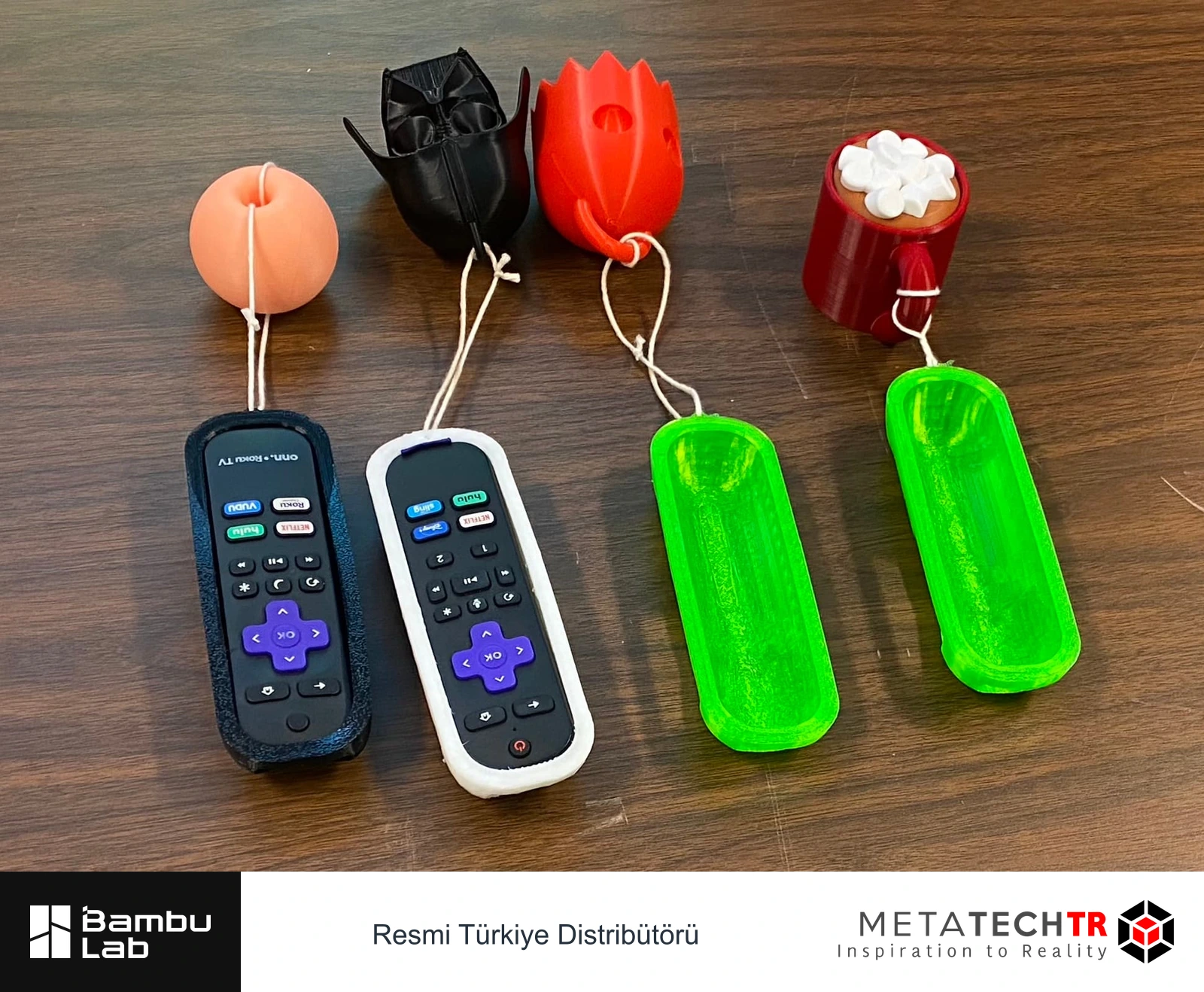 Bir masa üzerinde farklı biçimlerde basılmış kumanda kılıfları ve ilgili prototipler.