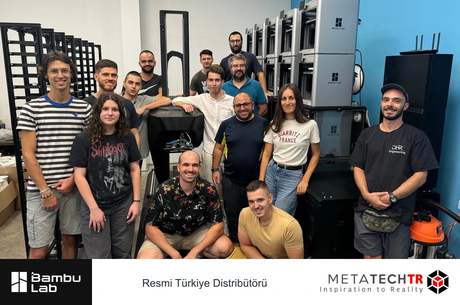 DHR Engineering ekibi yazıcıların bulunduğu çalışma alanında.