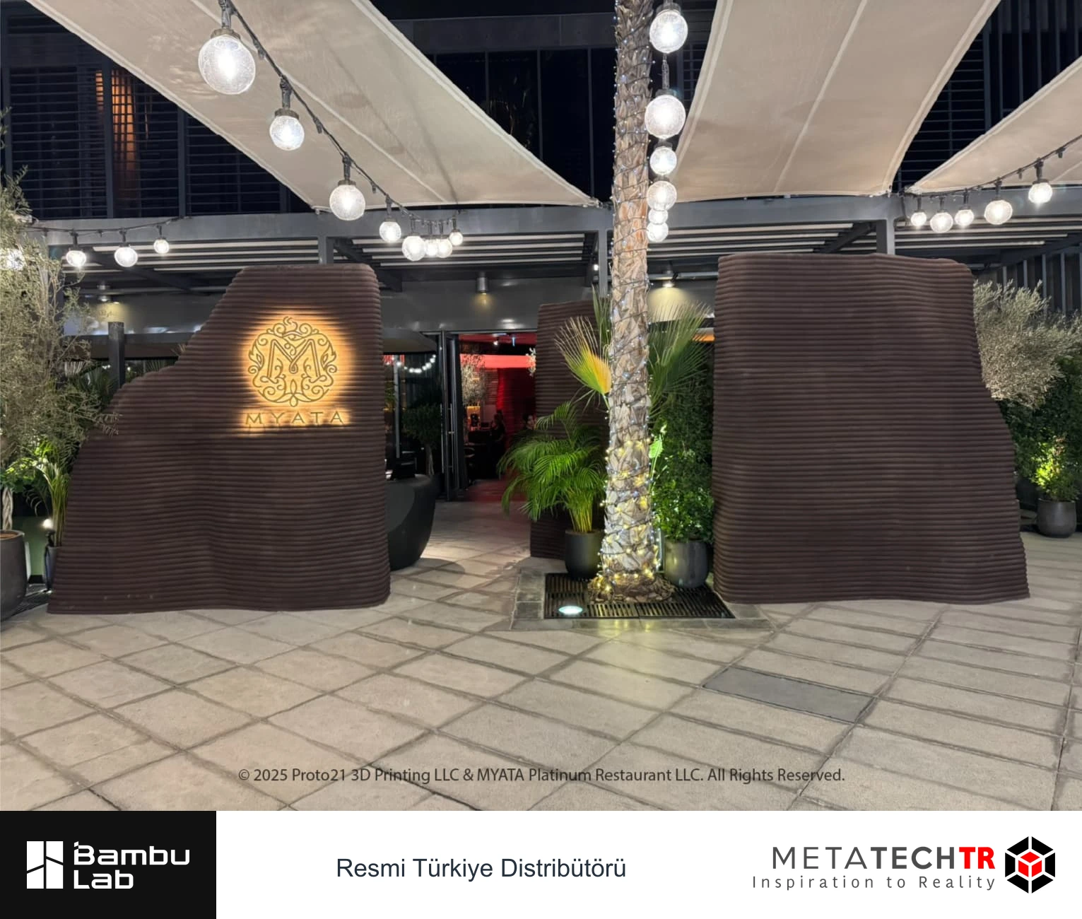 Restoran girişinde kıvrımlı, yatay dokulu büyük dekor öğeleri.