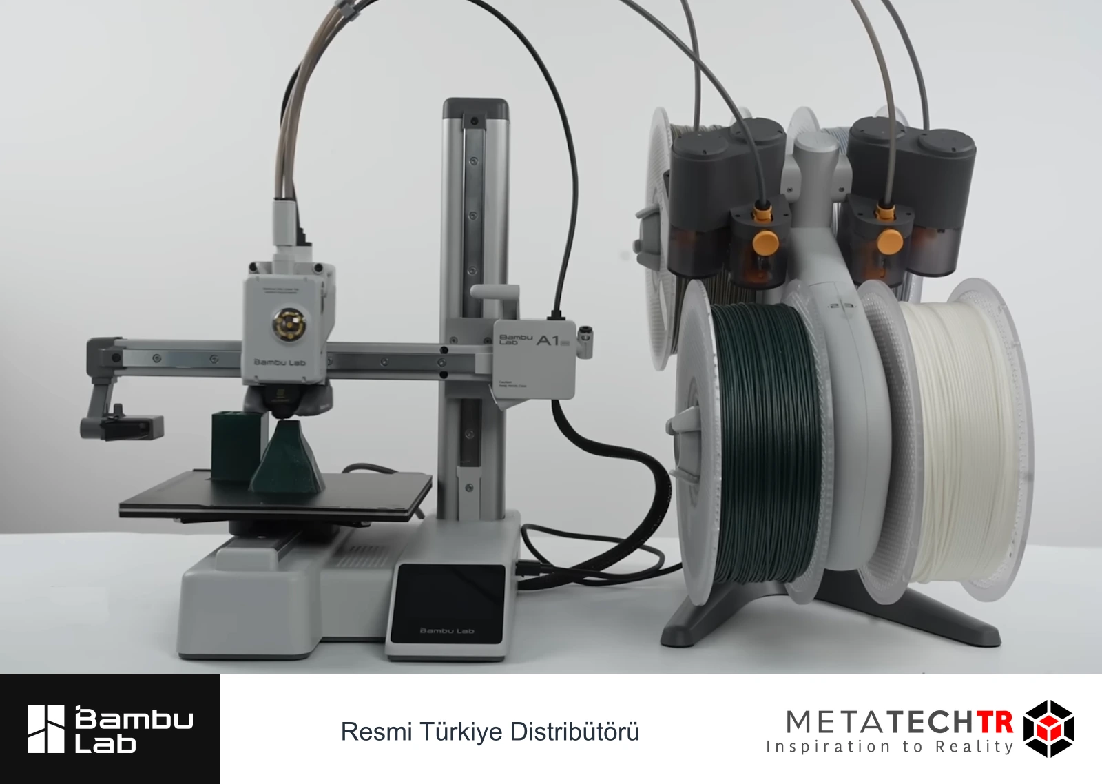 Bambu Lab A1 mini yanında dört makaralı AMS lite