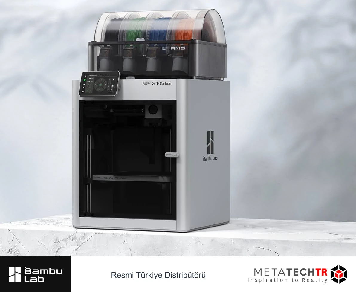 Üstünde AMS bulunan kapalı gövdeli Bambu Lab X1 Carbon yazıcı