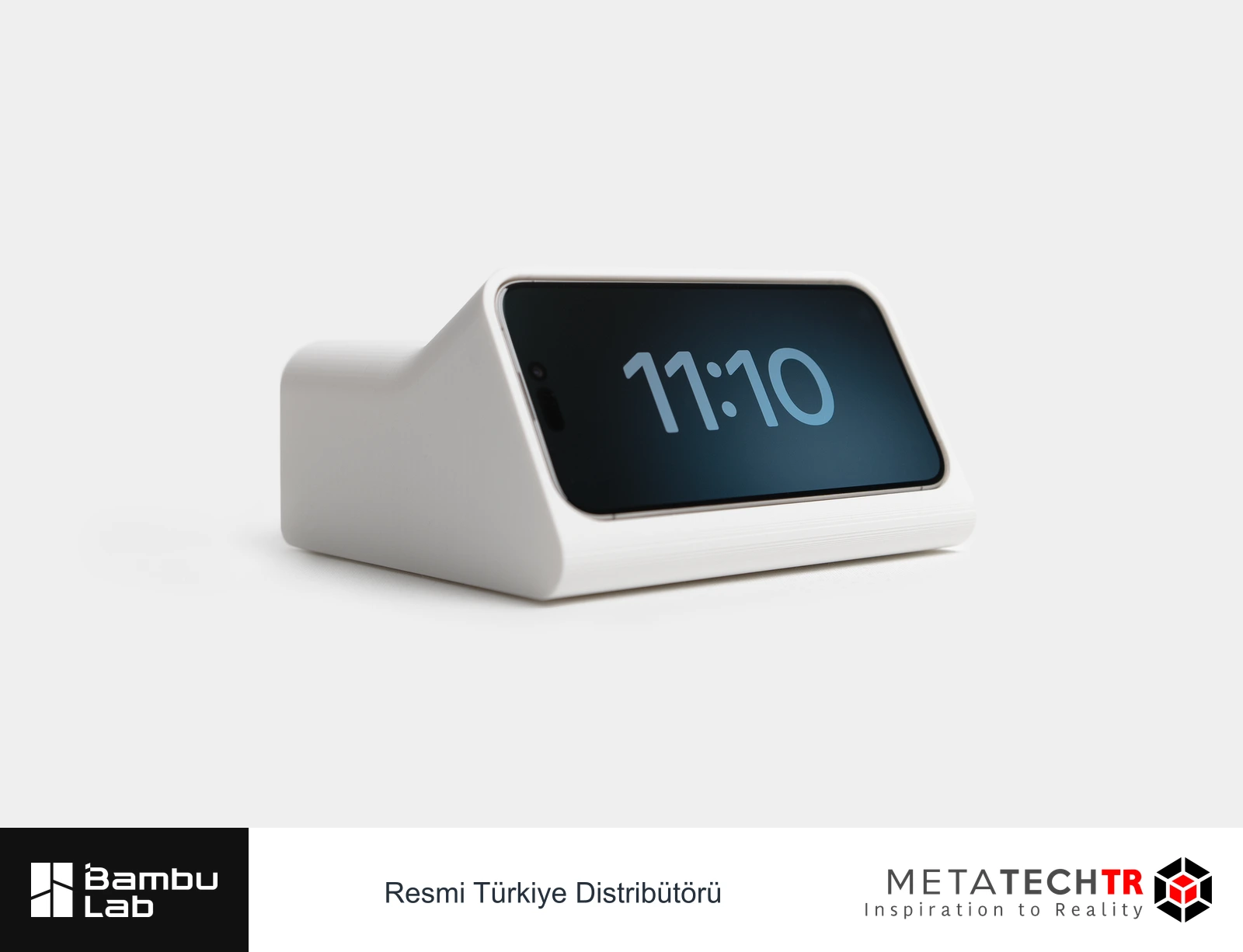 Beyaz basılı stand içinde yatay duran ve saati gösteren telefon