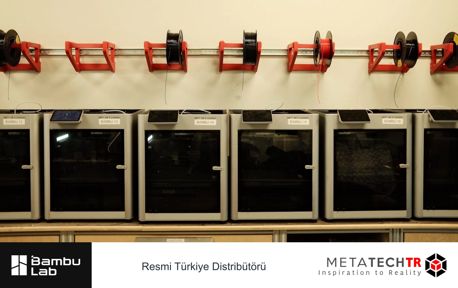 Üzerlerinde cihaz kimlikleri bulunan sıra hâlindeki Bambu Lab yazıcılar.