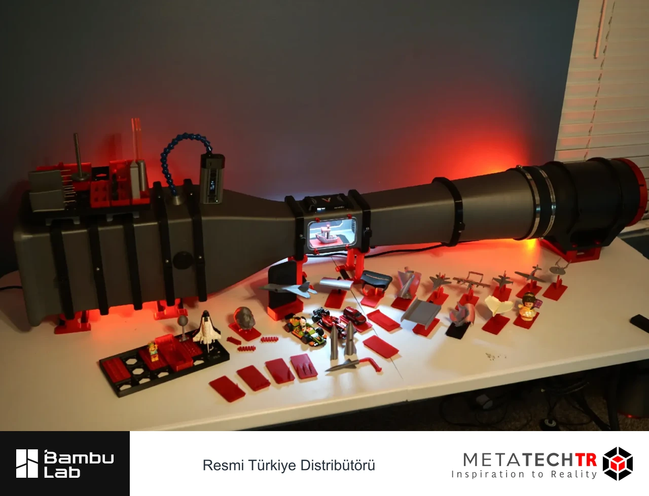 Masa üzerinde modüler rüzgâr tüneli ve önünde farklı küçük modeller