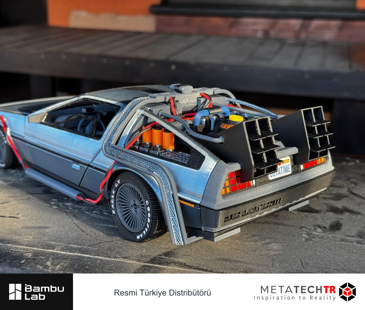 Ayrıntılı basılı Delorean modelinin arka ve yan görünüşü