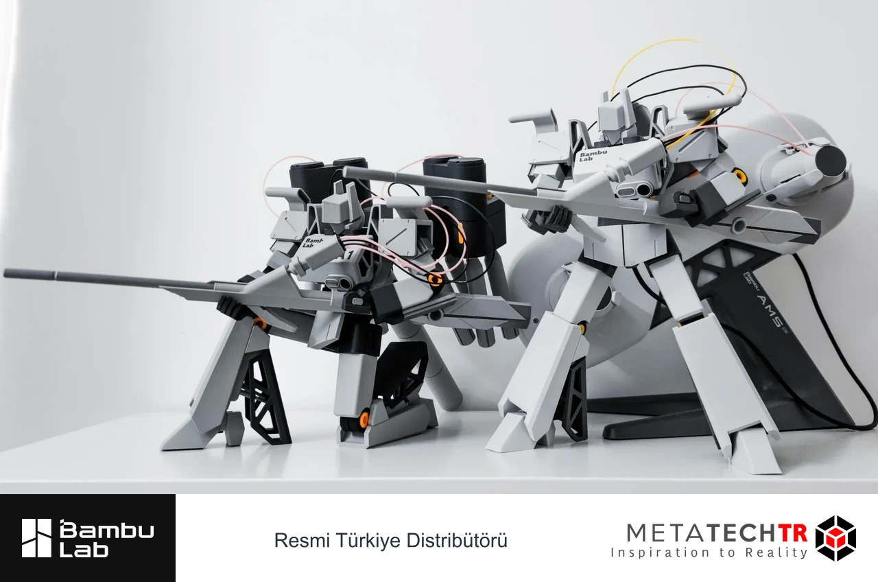Bambu Lab yazıcı biçimlerinden esinlenen iki gri robot modeli