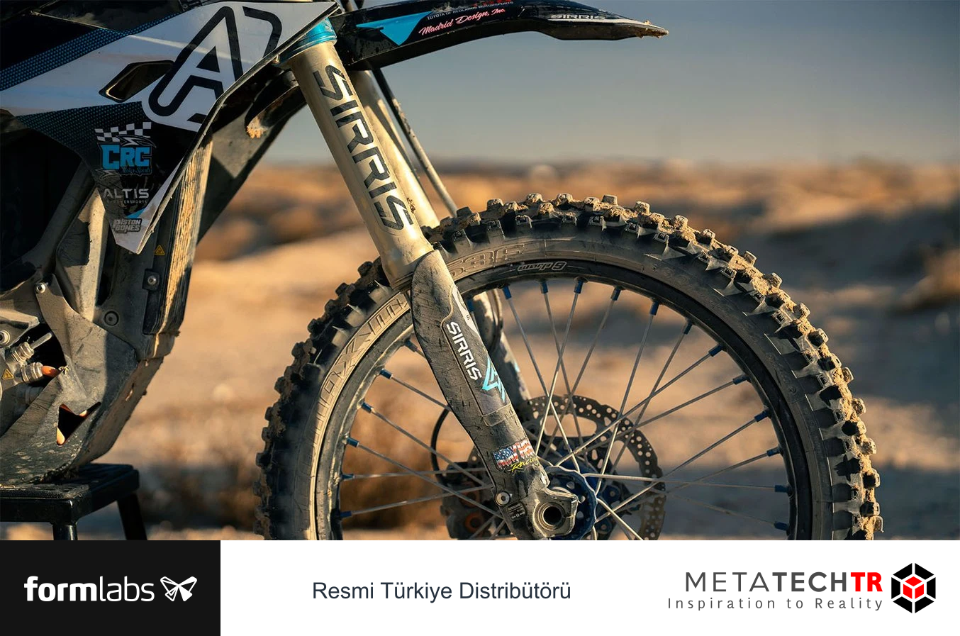 Sirris motosikletinin ön tekerleği, çatalı ve koruyucu parçaları
