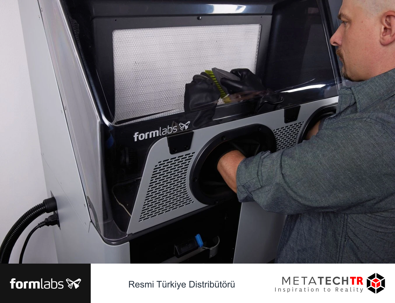 Fuse Sift Glovebox paneli üzerinden çalışma alanını kullanan operatör